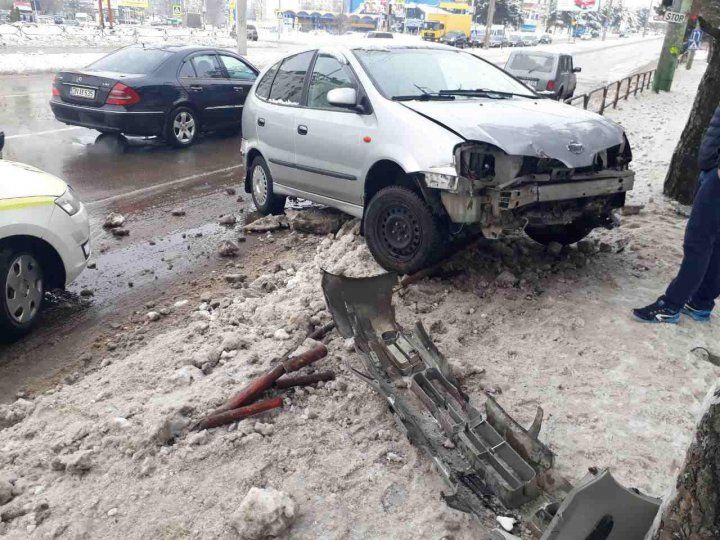 Accident în Capitală, provocat de polei. Un automobil a derapat și a lovit un gard