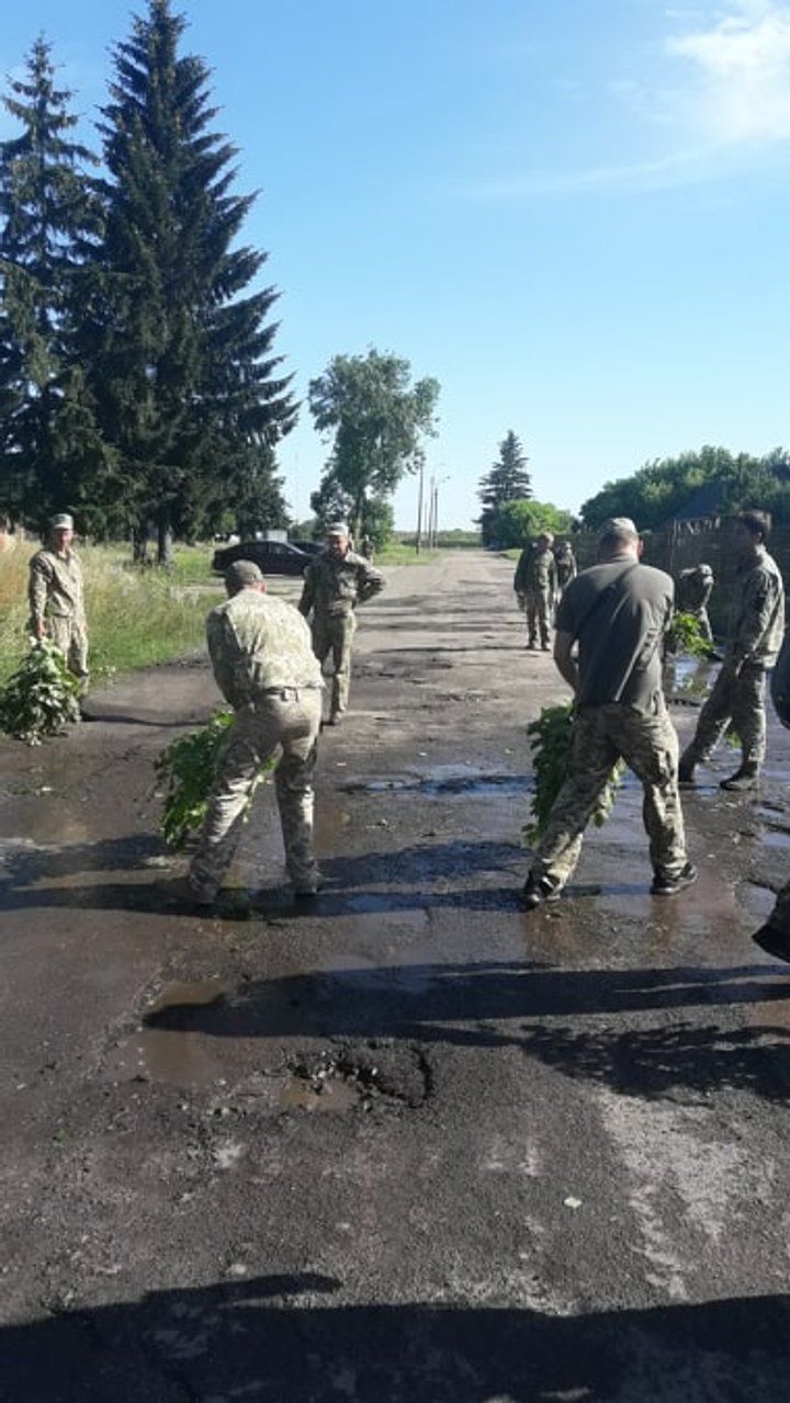 Украинские СМИ: Военным приказали осушить лужи перед визитом Зеленского
