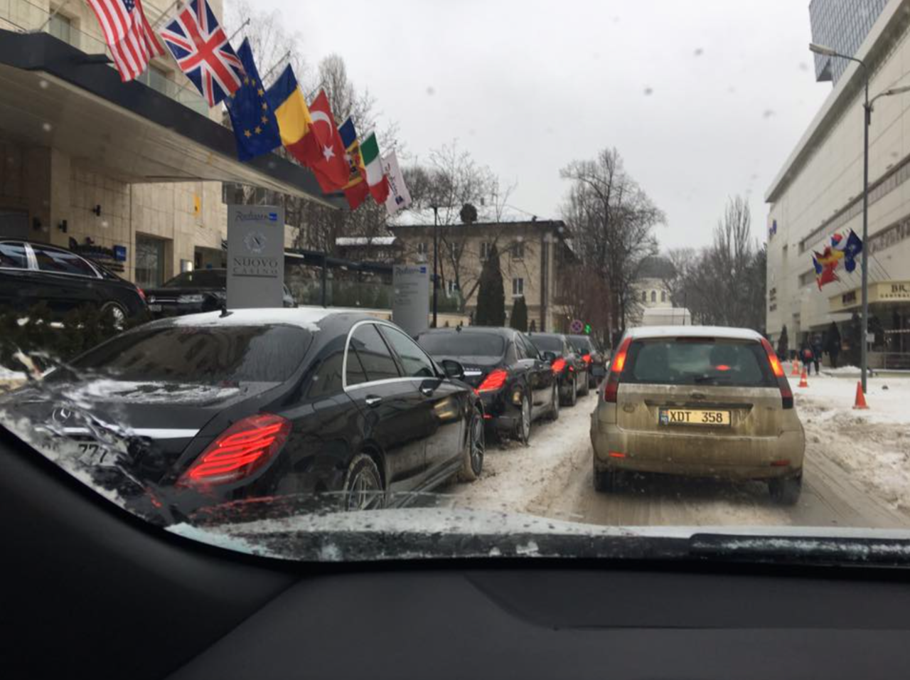 Privelişte unică în Chișinău! O coloană din 11 Mercedesuri S-Class, pe străzile capitalei