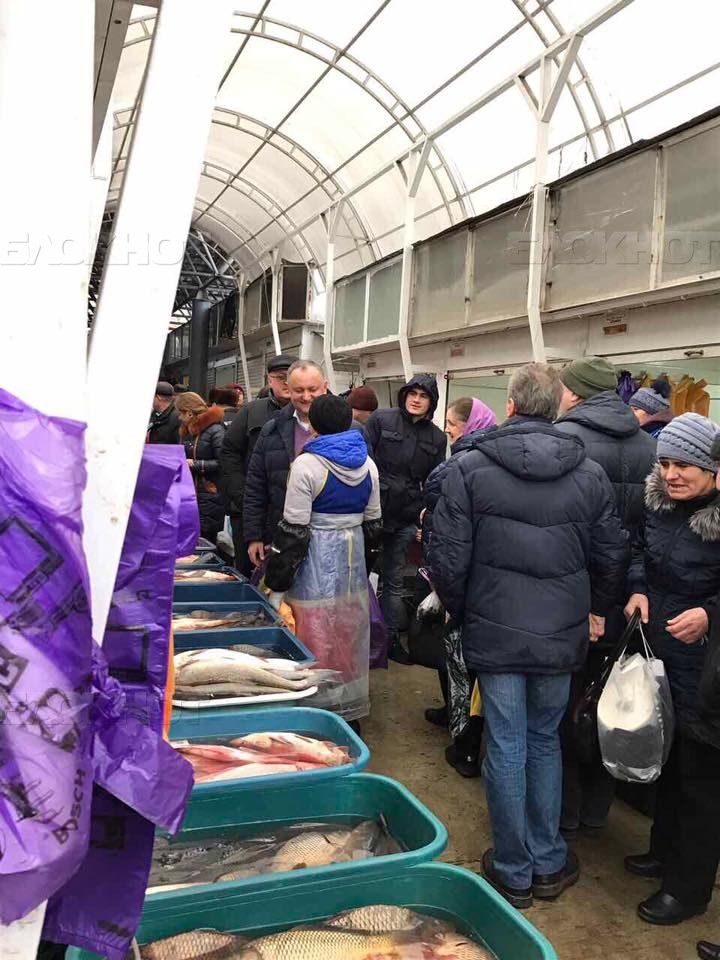 Игорь Додон отправился на центральный рынок Кишинева и пообщался с продавцами и посетителями
