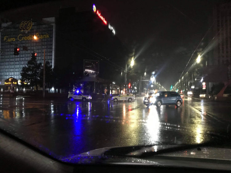 Машина полиции столкнулась ночью с такси в центре Кишинёва