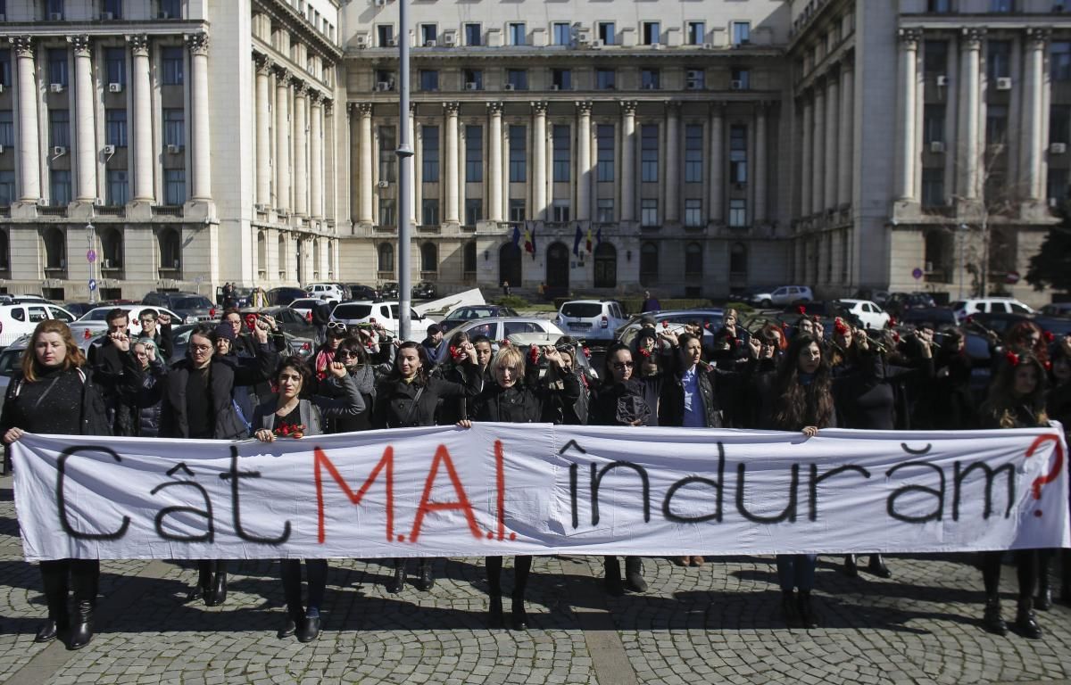 Женщины в черном протестовали в Бухаресте