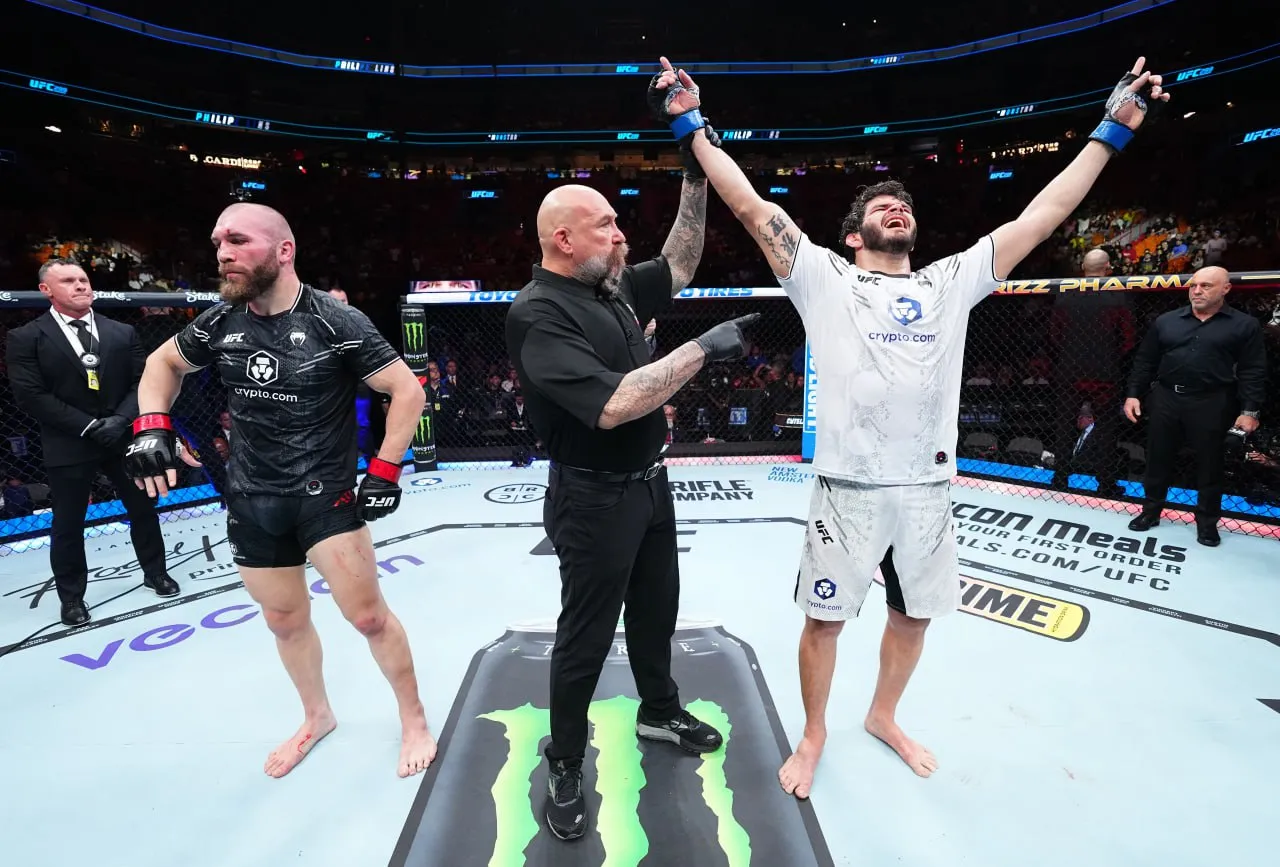 Молдавский боец Куцелаба проиграл Линсу решением судей на турнире UFC 299