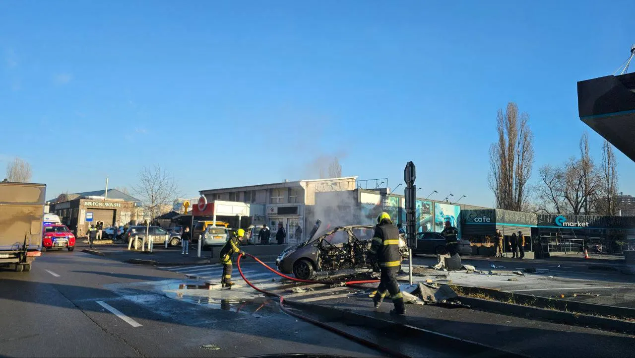 O mașină de taxi a explodat la o stație PECO din Chișinău