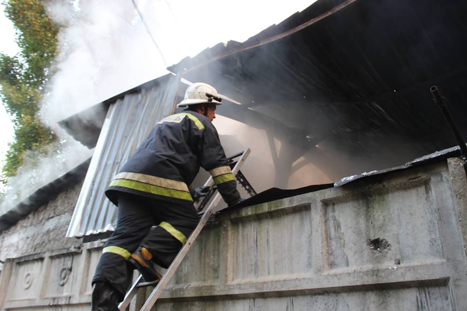 Incendiu de proporții la Ciocana. Şapte automobile au fost mistuite de flăcări