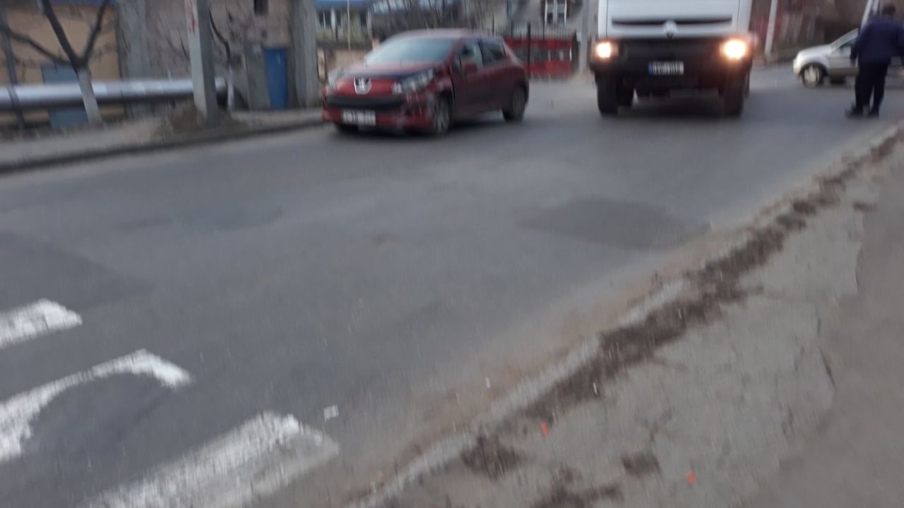 В столице произошла авария: столкнулись две легковушки и грузовик