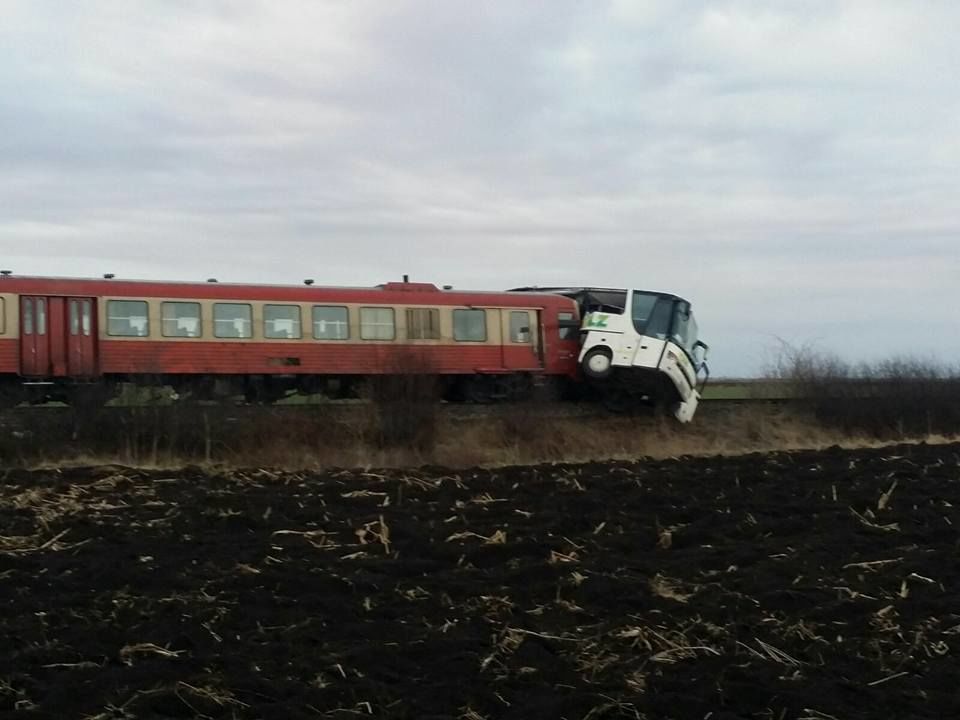 В Румынии пассажирский поезд врезался в автобус
