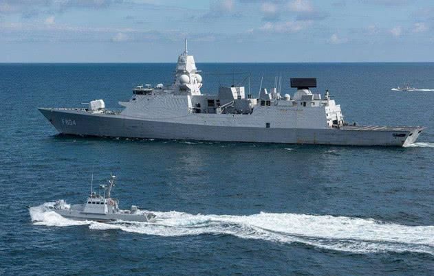 В Китае высмеяли украинские морские учения с «рыбацкой лодкой»