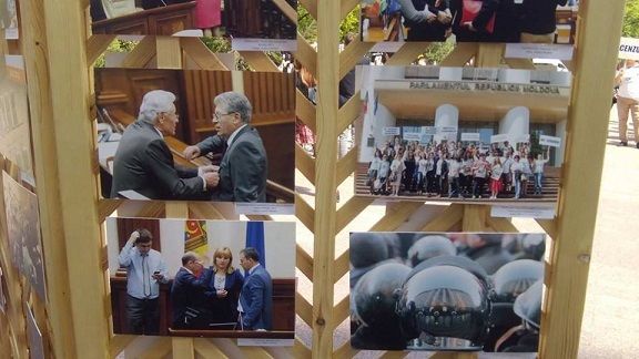 По случаю Международного дня свободы прессы молдавские журналисты пикетировали парламент