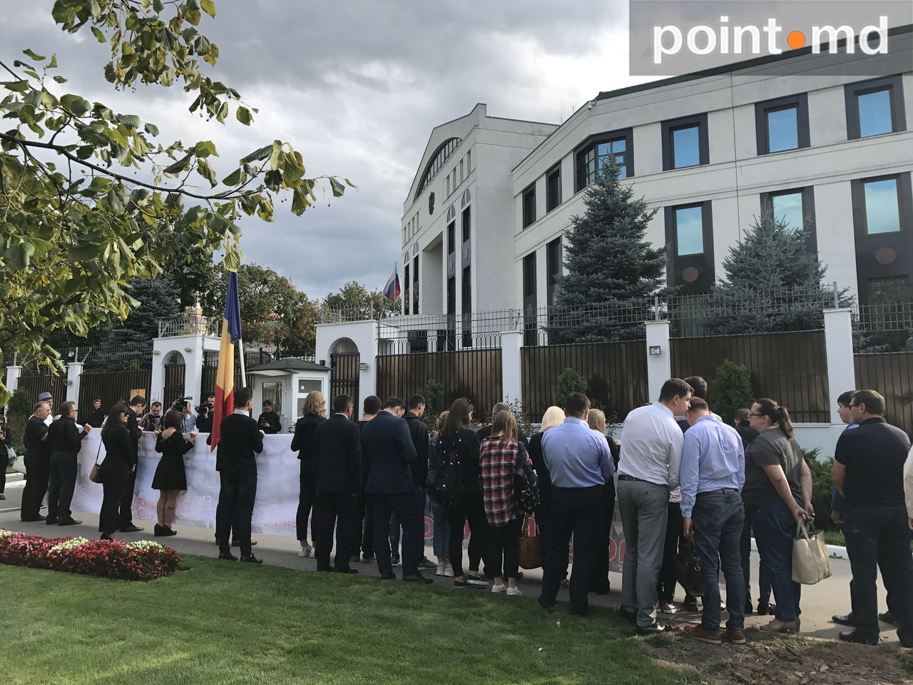 ЛП организовала митинг у российского посольства против пакта Риббентропа - Молотова