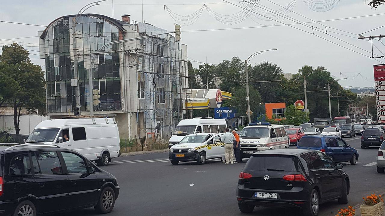 O ambulanță s-a tamponat cu un taxi, pe strada Ismail din Capitală