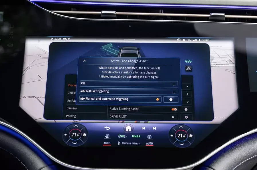 Автомобили Mercedes-Benz научатся автоматически менять полосу движения