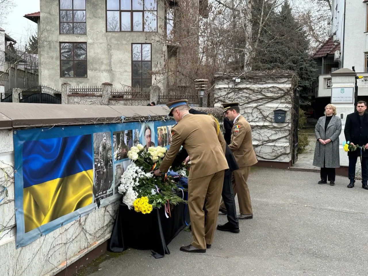 Посол Румынии в Молдове и глава МИД возложили цветы к посольству Украины