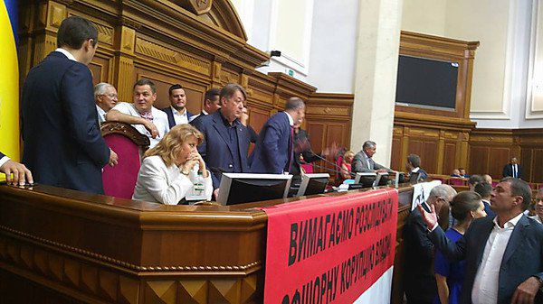 Ляшко и Савченко заблокировали трибуну в Раде