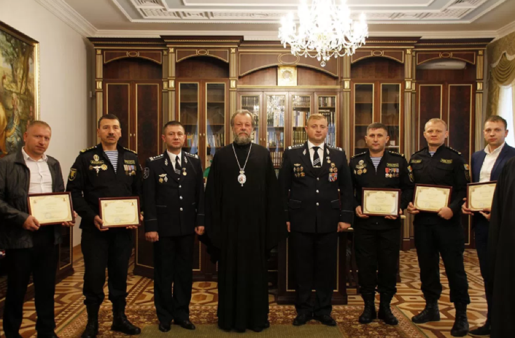 Митрополит наградил Кавкалюка и других полицейских дипломами и медалями