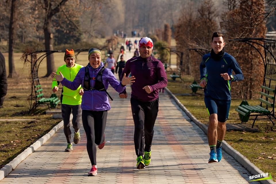 Спортсмен на пробежке осенью