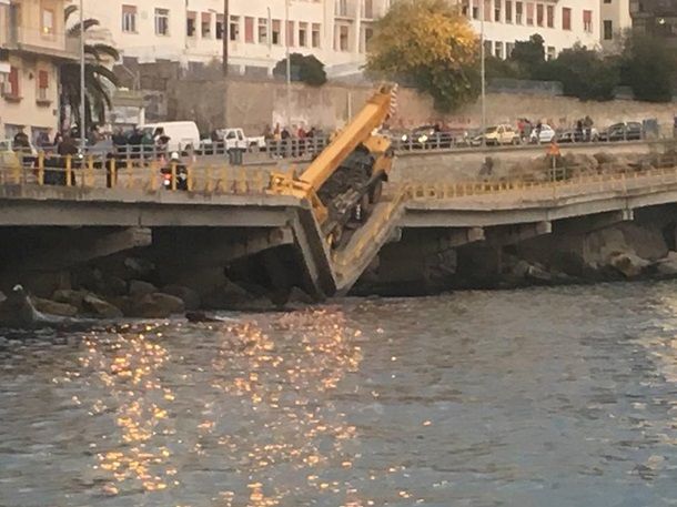 В Греции обрушилась часть автомобильного моста