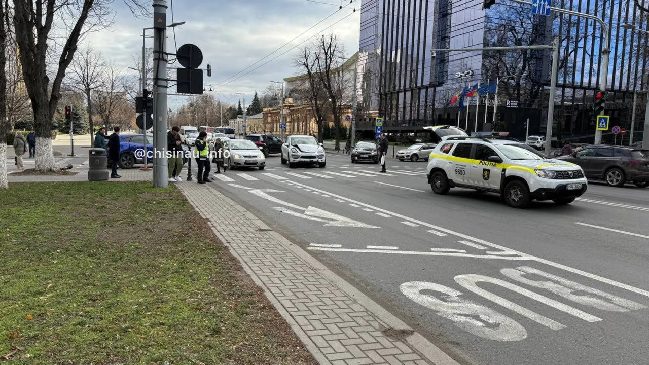 Un Porsche și un Jaguar s-au tamponat în centrul Chișinăului