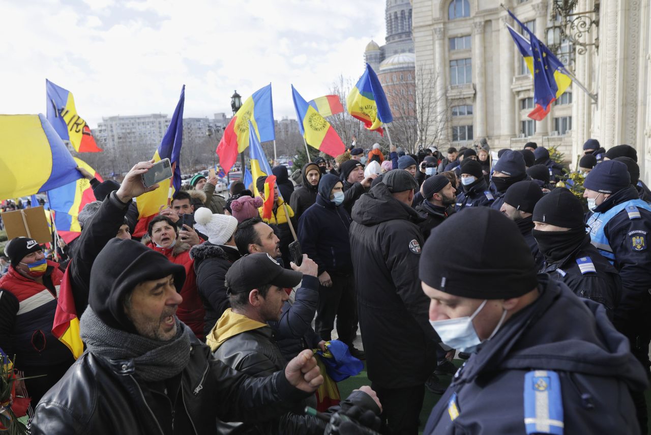 В Румынии ультраправые антивакцинаторы штурмовали парламент
