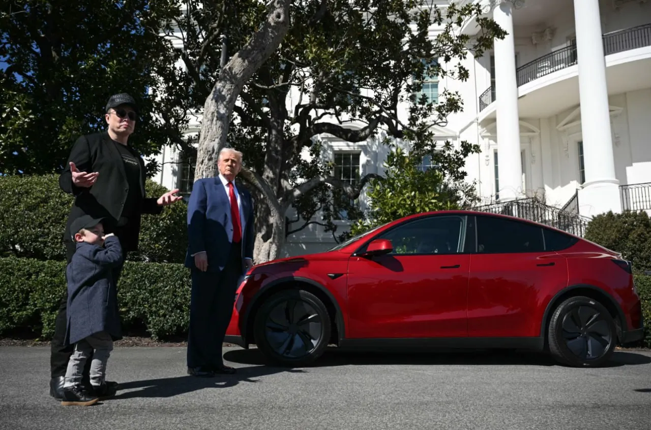 Трамп купил у Илона Маска электрокар Tesla