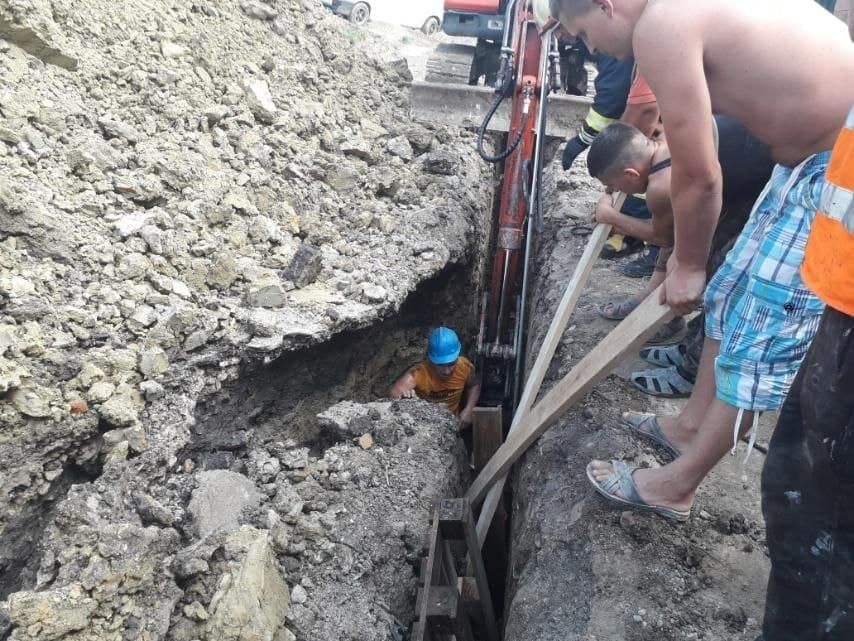 В Теленештах спасли рабочего, которого завалило землей