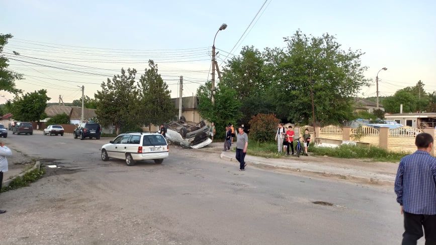 В центре Тараклии перевернулся микроавтобус