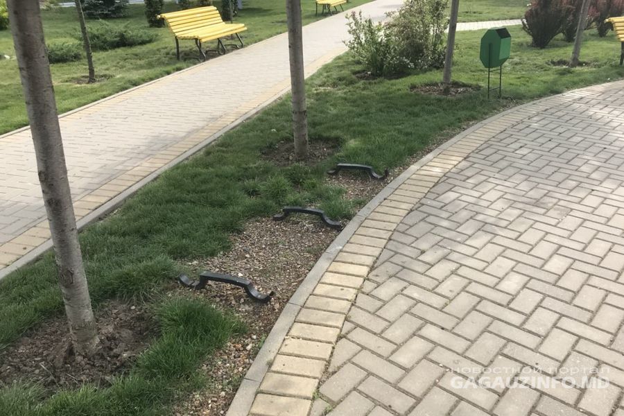 В Комрате неизвестные сломали скамейки в городском парке