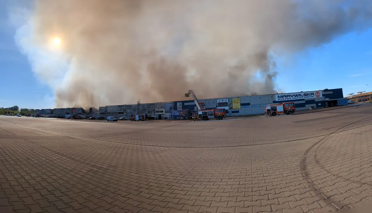 Пожар в торговом центре в Варшаве: торговцы говорят, что потеряли все
