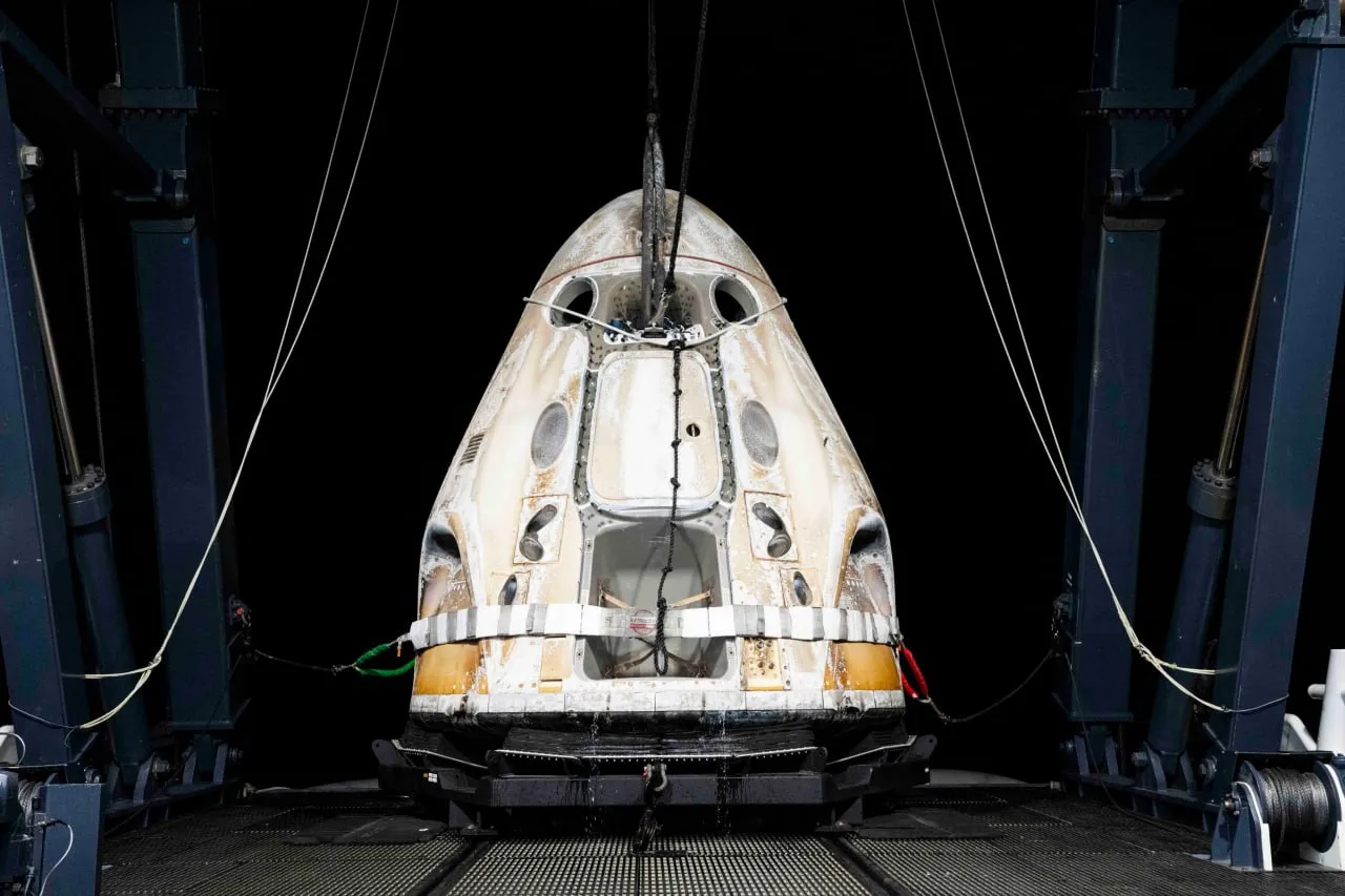 Космический корабль Crew Dragon успешно приводнился в Атлантике