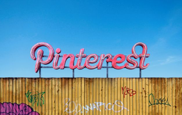 Apocalipsa după Internet. Un artist român şi-a imaginat logo-urile mâncate de rugină ale marilor companii tech