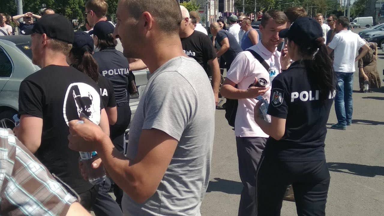 Полицейские поделились водой с протестующими автомобилистами в центре Кишинева