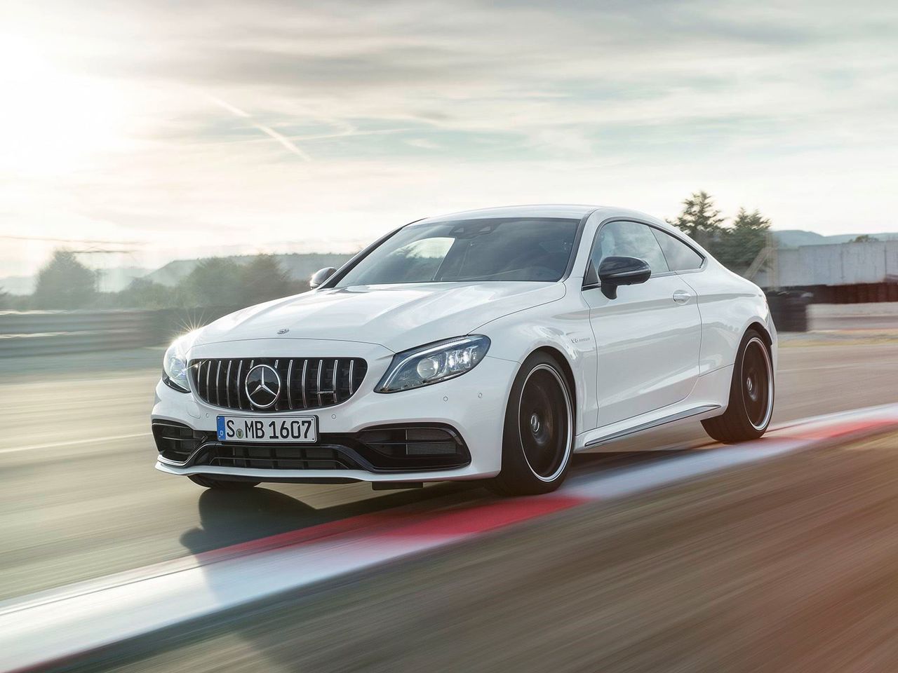 В Нью-Йорке показали обновленный Mercedes-AMG C63