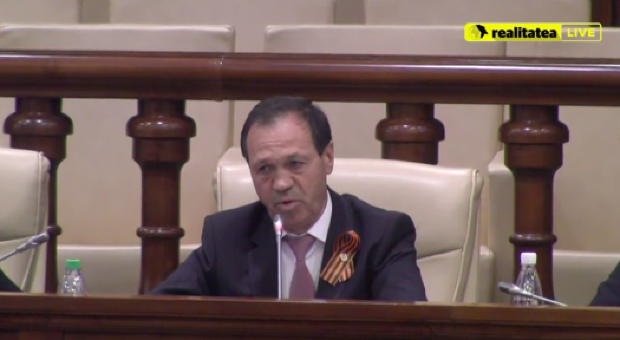 Socialiștii au venit cu Panglica Sfântul Gheorghe în Parlament