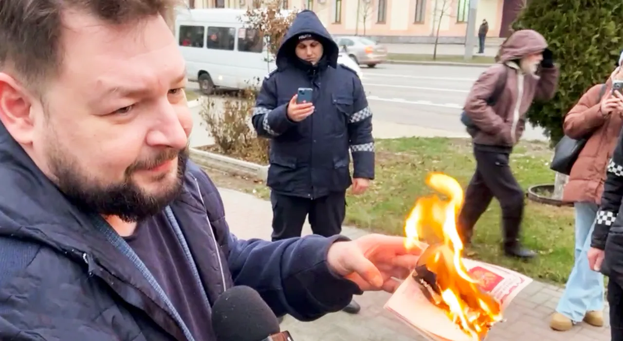 Молдавский журналист сжег свой российский паспорт на акции памяти Навального