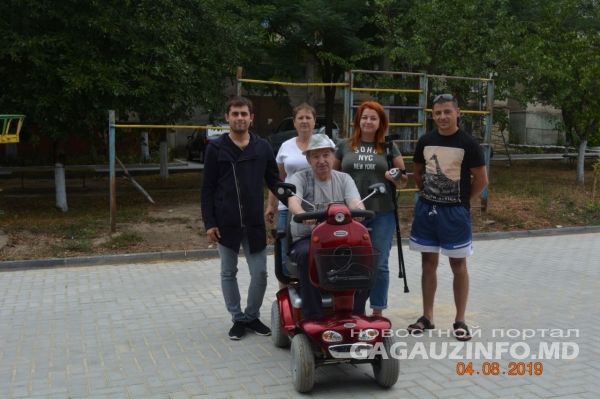 Житель Гагаузии получил от Польской общины новый инвалидный скутер