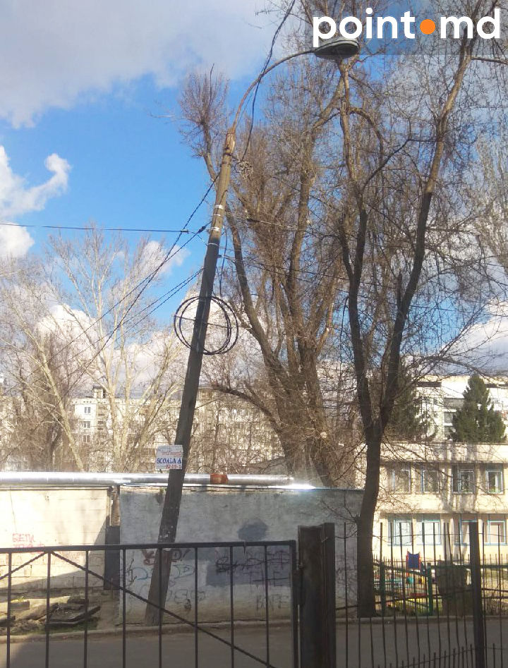 Столб ЛЭП у входа в лицей на Ботанике представляет опасность для детей