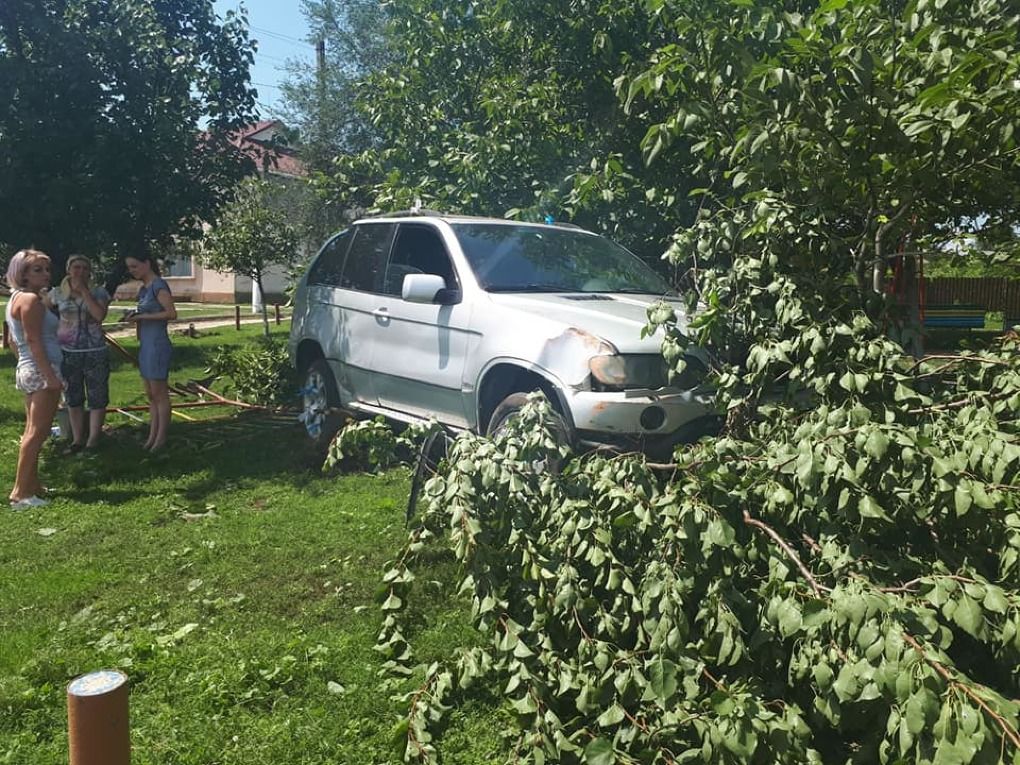 Водитель BMW врезался на скорости в детскую игровую площадку в Унгенах