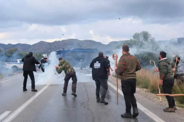 На Крите во время протестов фермеры заблокировали аэропорт