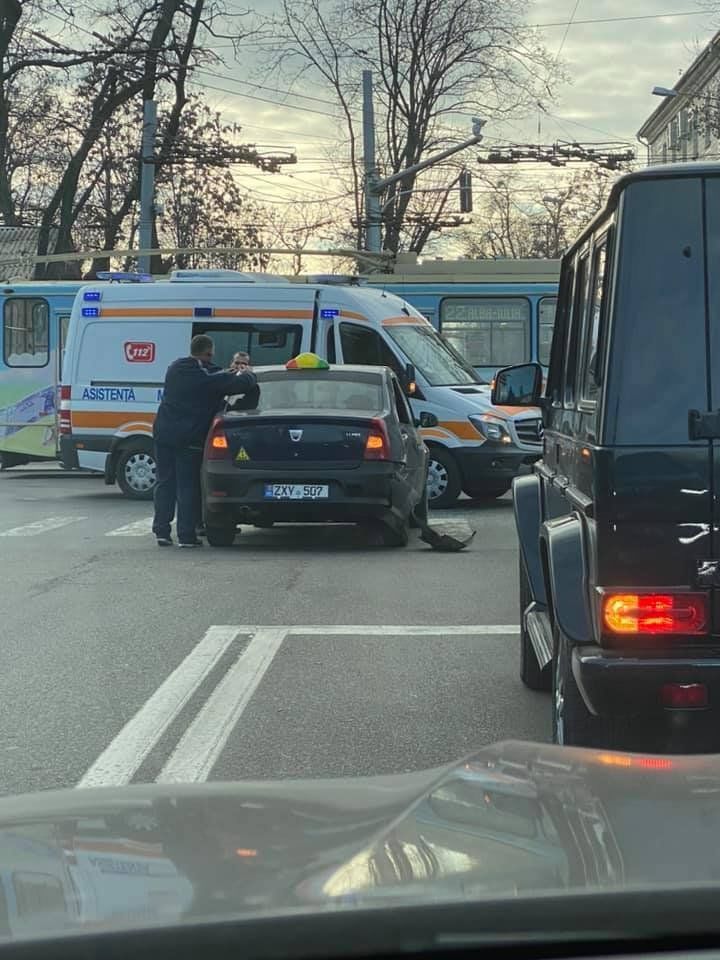В Кишиневе столкнулись легковушка и троллейбус