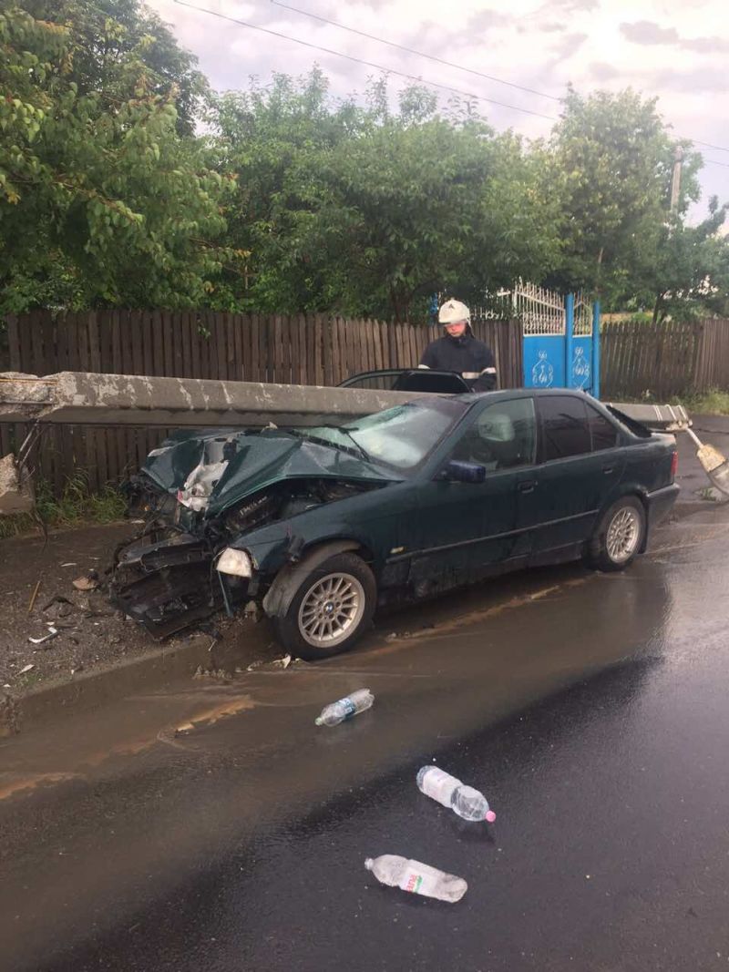 Массивный столб раздавил BMW, но водитель не пострадал