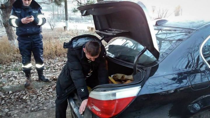S-a certat cu amicii, iar acestia l-au bagat in portbagajul propriului BMW