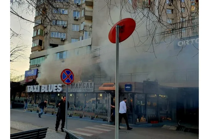 Un local din centrul Chișinăului, cuprins de flăcări