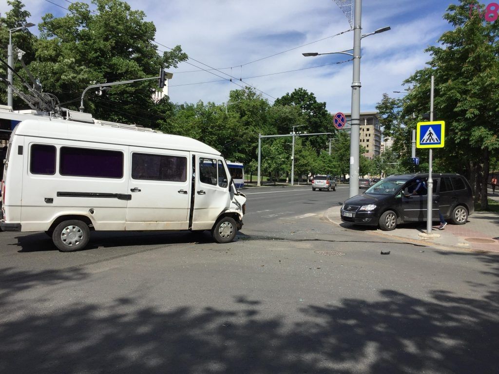 У здания президентуры столкнулись два автомобиля