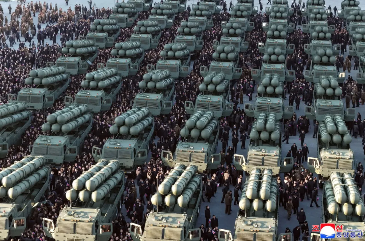 Kim Jong Un s-a urcat la volanul unui lansator de rachete multiple