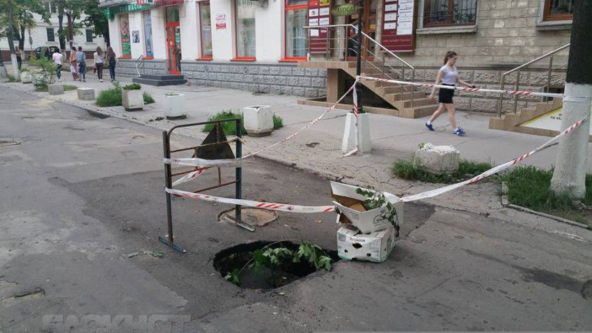 Провал асфальта на улице Армянской залатали, но он снова появился