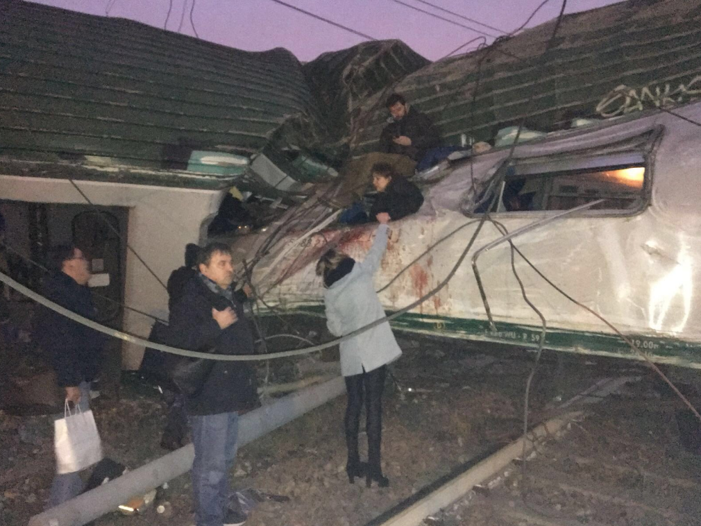Пассажирский поезд сошёл с рельсов в Италии, есть погибшие