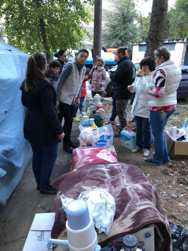 Люди приносят пострадавшим на Рышкановке еду и одежду