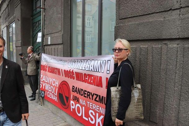 Украинское шествие в Польше встретили антибандеровским пикетом