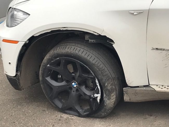 Accident de lux: BMW răsturnat pe Viaduct. Cine era la volan