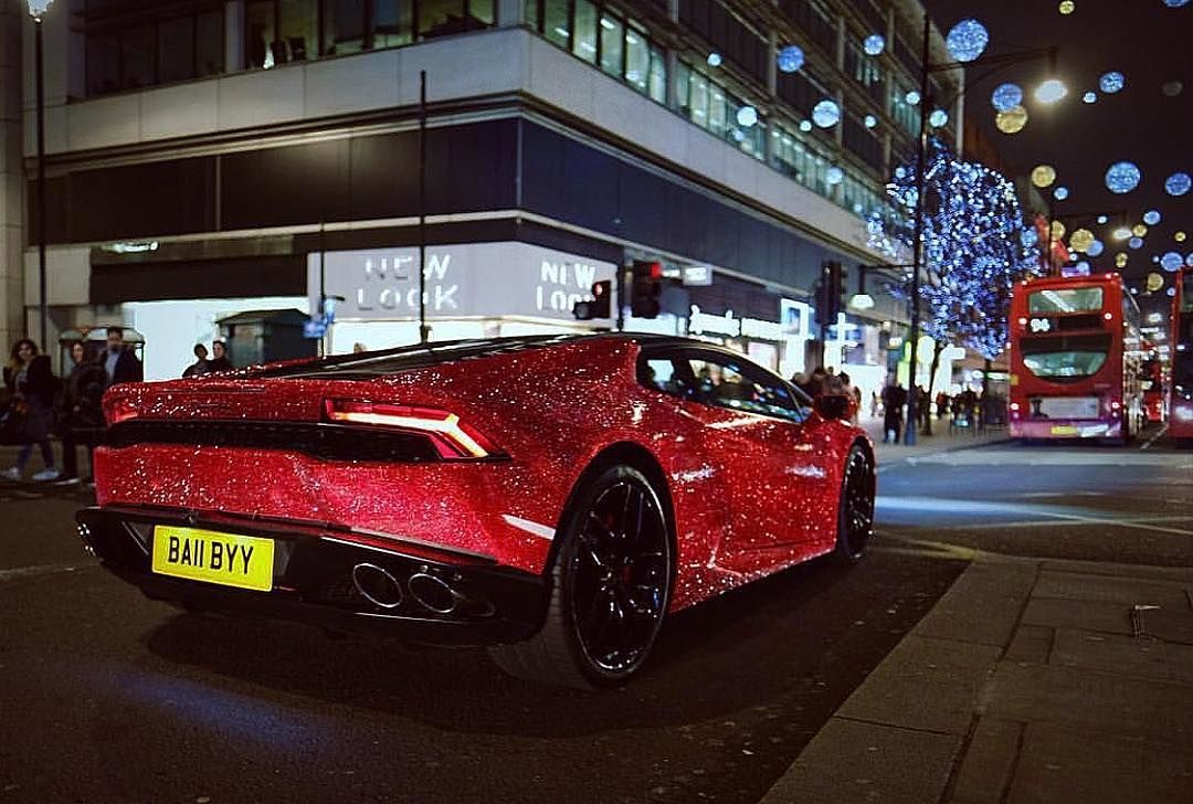 В Лондоне разбили Lamborghini со стразами молдавской звезды Instagram